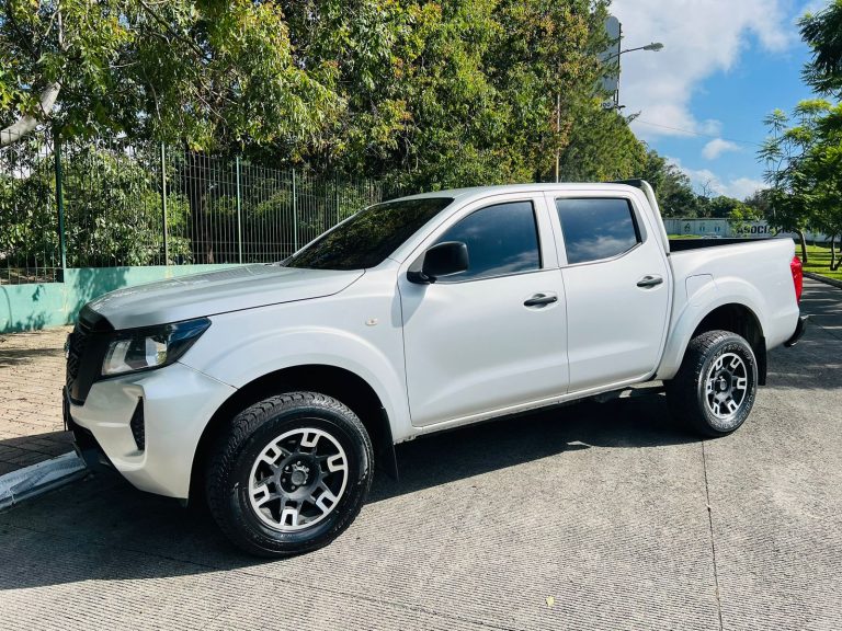 Nissan Frontier Gris 2023